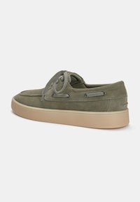 derbies pull and bear