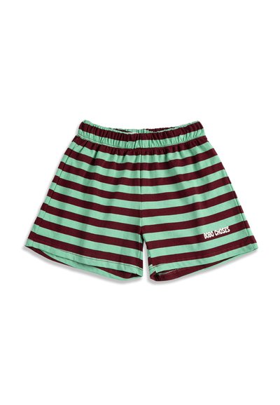 Shorts pour enfants à taille élastique avec des rayures horizontales vertes et rouge foncé et un petit texte blanc "Bobo Choses" sur la jambe inférieure droite.