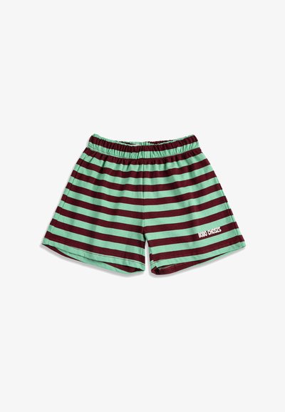 Shorts pour enfants à taille élastique avec des rayures horizontales vertes et rouge foncé et un petit texte blanc "Bobo Choses" sur la jambe inférieure droite.