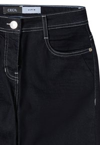Jeans in denim scuro con cuciture bianche a contrasto, design a cinque tasche, chiusura con bottone in metallo e etichetta del marchio sulla vita.