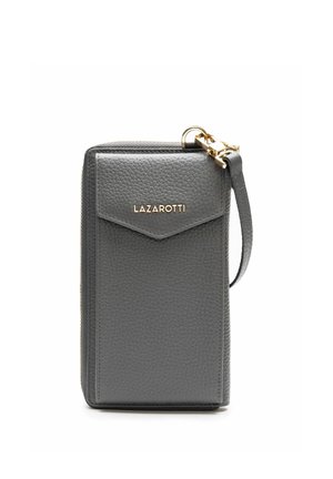 Cartera de cuero gris texturizado con cremallera dorada y correa para la muñeca, solapa frontal con la etiqueta LAZAROTTI en letras doradas.