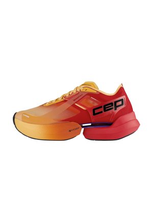 Leichter Laufschuh mit orange-gelbem Mesh-Obermaterial, rotem Absatz, dicker, gepolsterter Sohle und schwarzem "cep"-Logo an der Seite.
