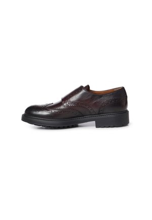 Zapato brogue de cuero marrón oscuro, con perforaciones decorativas y una suela negra gruesa, mostrado de perfil sobre un fondo blanco.