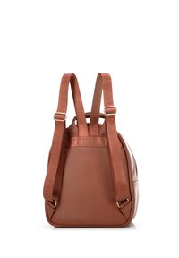 Sac à dos en cuir brun texturé avec des bretelles réglables, des accents en métal doré et une forme arrondie. Présente un logo sur la sangle.