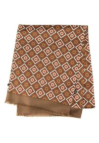 Écharpe marron avec un motif géométrique carré en orange, blanc et jaune, avec des bords frangés.