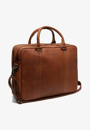 Malette en cuir marron avec une texture lisse, deux poignées supérieures, une bandoulière amovible, une fermeture éclair et des détails de couture subtils.