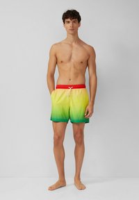 Heren zwembroek met een gradient ontwerp in geel, groen en rood, een elastische tailleband en zijzakken. Lichtgewicht materiaal.