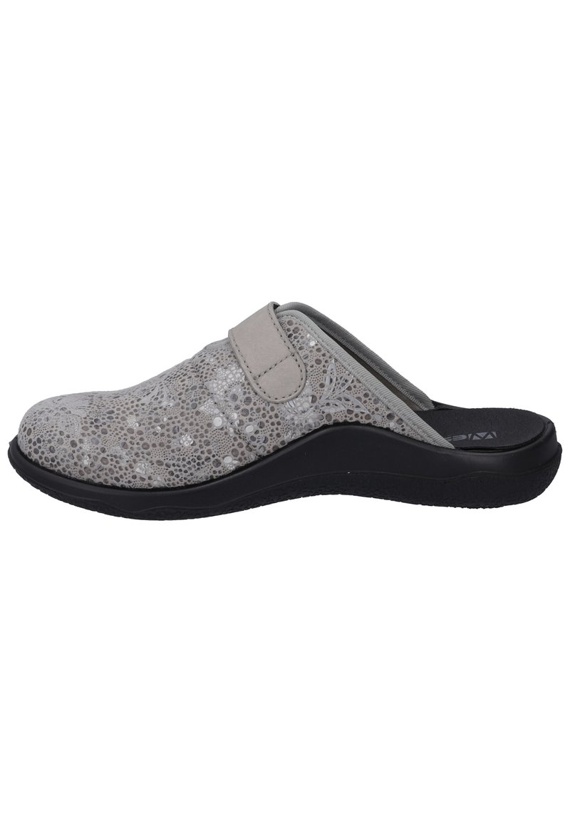 Grauer Slipper mit einer strukturierten Oberfläche, die ein Muster aus Kreisen aufweist, verstellbarem Riemen und einer dicken schwarzen Sohle für Unterstützung.