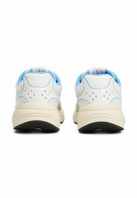 Scarpe da ginnastica bianche con accenti azzurri. Parte superiore in mesh per la traspirabilità, tacco testurizzato e suola in gomma con motivo a grip.