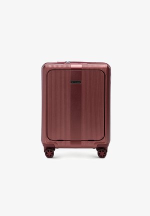 Harde spinner koffer met verticale ribbels, metallic bordeauxrode afwerking, dubbele wielen en een logo-plaat in het midden.