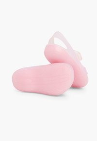 Růžové syntetické sandály s texturovanou podešví a nastavovacími popruhy, s poloprůhlednou vrchní částí a zakulacenou patou pro podporu.