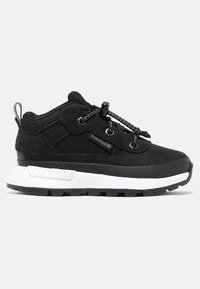 Zapatos de senderismo impermeables negros con una parte superior texturizada, cordones reflectantes, un collar acolchado y una entresuela blanca. Cuenta con una suela de goma resistente.