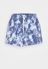 Modré a bílé tie-dye šortky s elastickým pasem, šňůrkou a malým logem na dolní části levé nohy. Měkká textilie.