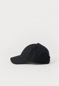 Gorra de béisbol negra con visera curvada, hecha de tela con una textura suave, que cuenta con una correa ajustable en la parte trasera.