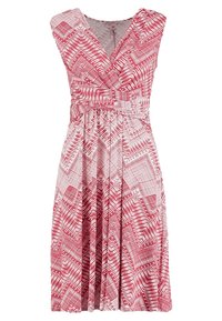 Robe à motifs rouges avec un design enroulé, décolleté en V et sans manches. Comprend une jupe plissée et un tissu texturé avec des motifs géométriques.