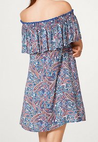 Robe décolletée avec un haut à volants en motif paisley bleu, rose et blanc. Fabriquée en tissu léger, elle présente un col élastique.