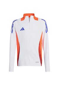 Weißes langärmliges Sportoberteil mit orangefarbenen und blauen Akzenten, ausgestattet mit einem Halb-Reißverschluss, strukturierten Seitenpaneelen und dem "AEROREADY"-Label am Saum.