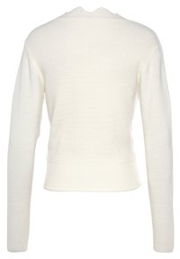 Weißer Strickpullover mit geripptem Textur, verkürztem Design, langen Ärmeln und einem gewellten Ausschnitt. Keine sichtbaren Befestigungen oder Muster.