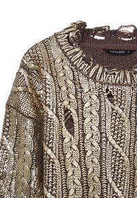 Pull en bronze métallique avec un design en tricot texturé orné de motifs en câble doré, un col large et des accents effilochés au niveau du col.