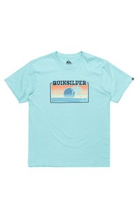 Camiseta de algodón azul claro con un diseño gráfico que incluye el texto "QUIKSILVER", un sol, olas y palmeras en colores contrastantes.