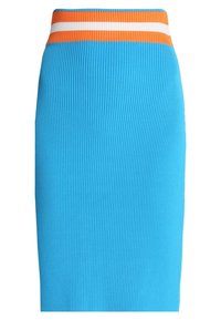 Jupe midi côtelée en tissu bleu vif avec une taille élastique rayée orange et blanche. Texture lisse avec une silhouette ajustée.