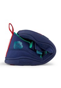 Scarpa per bambini in pelle scamosciata blu con accenti verdi e rossi, caratterizzata da una suola morbida, una fascia a strap e un linguetta sul tallone.