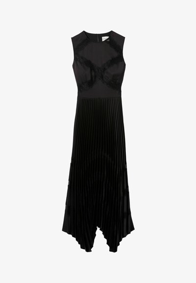 Vestido negro sin mangas con cuerpo liso, detalles de encaje y falda plisada que se abre en el dobladillo. Diseño elegante y estructurado.