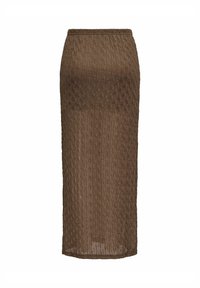 Bruine midi-rok van gestructureerde stof met verticale plooien, voorzien van een elastische tailleband en een subtiel patroon door de gehele rok.