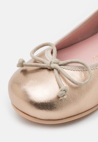 Pretty Ballerinas AMI - Sabrinas com tira no tornozelo - nude/rosegold
