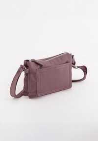Lila Nylon-Crossbody-Tasche mit einem Reißverschluss, fl Tasche vorn und verstellbarem Tragegurt. Glatte Textur mit kontrastierenden Nähdetails.