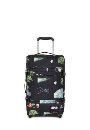 Maleta negra con diseño temático del espacio de Star Wars, que presenta varios planetas y naves espaciales. Incluye correas ajustables y un mango retráctil.