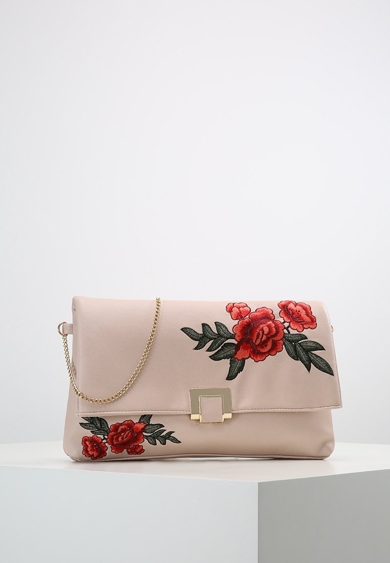 Löschblütenfarbene Kunstleder-Clutch mit gestickten roten Rosen, grünen Blättern, einem goldenen Kettenriemen und einem quadratischen metallem Verschluss.
