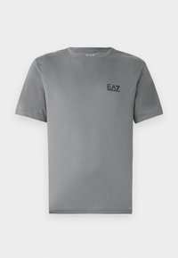 Pelēka kokvilnas T-krekls ar īsām piedurknēm un apaļu kakla izgriezumu, ar mazu melnu EA7 logotipu kreisajā krūtīs. Vienkāršs dizains, gluda tekstūra.