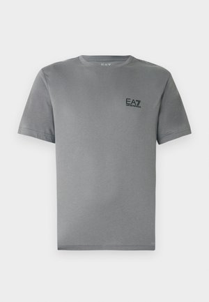 Grå bomulls-T-skjorte med korte ermer og rund hals, med en liten svart EA7-logo på venstre bryst. Enkel design, glatt tekstur.