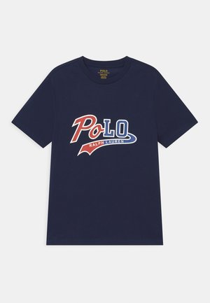 Marineblauw T-shirt met korte mouwen en een rood-wit-blauw 'Polo Ralph Lauren' logo gedrukt over de voorkant.