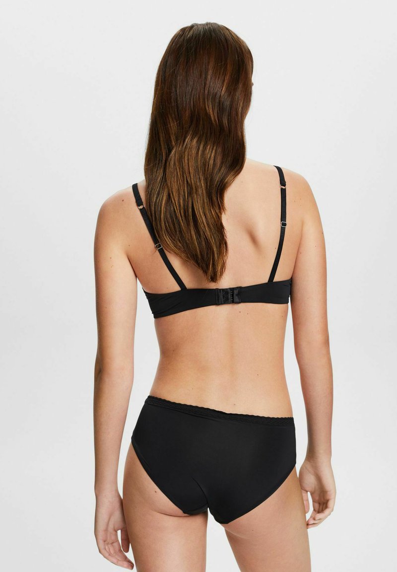 Schwarzes Lingerie-Set mit einem leicht gepolsterten BH mit verstellbaren Trägern und Hakenverschluss, kombiniert mit einem passenden hochgeschnittenen Slip.