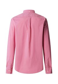 Pinkes, langärmeliges Hemd mit Knöpfen, von hinten gezeigt, mit mittlerer Falte und geknöpften Manschetten auf weißem Hintergrund.