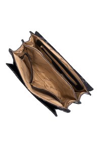 Interno della borsa nera sintetica con più scomparti, rivestimento beige liscio e motivo con logo, dotato di una tasca con zip per un deposito sicuro.