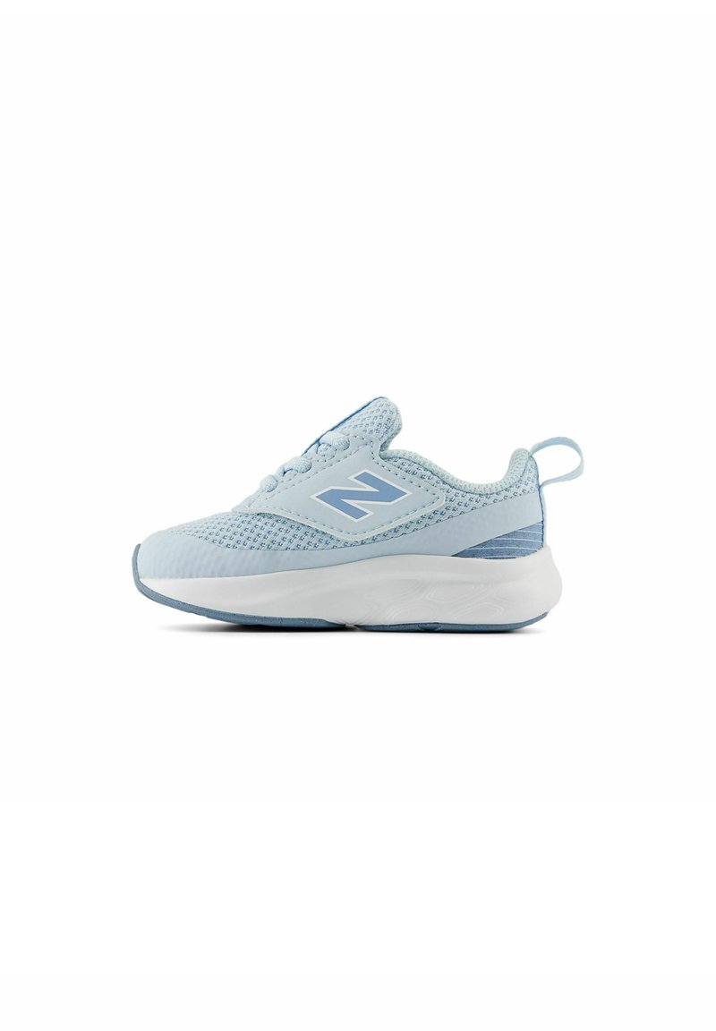 Chaussure de sport bleu clair avec une tige en mesh et en synthétique, semelle intermédiaire blanche rembourrée, bout arrondi et une languette au talon.