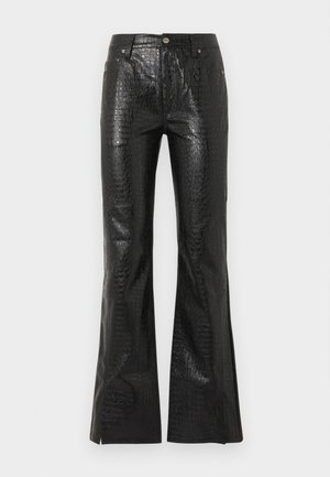 Czarne spodnie z czarnej sztucznej skóry o fakturze krokodyla, z wysokim stanem, rozszerzanymi nogawkami, przednimi kieszeniami, szlufkami na pasek i zapięciem na guzik.