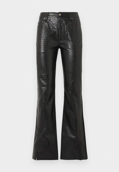 Μαύρο παντελόνι από ψεύτικο δέρμα με υφή κροκόδειλου, ψηλή μέση, φαρδιά μπατζάκια, εμπρόσθιες τσέπες, θηλιές για ζώνη και κούμπωμα με κουμπί.