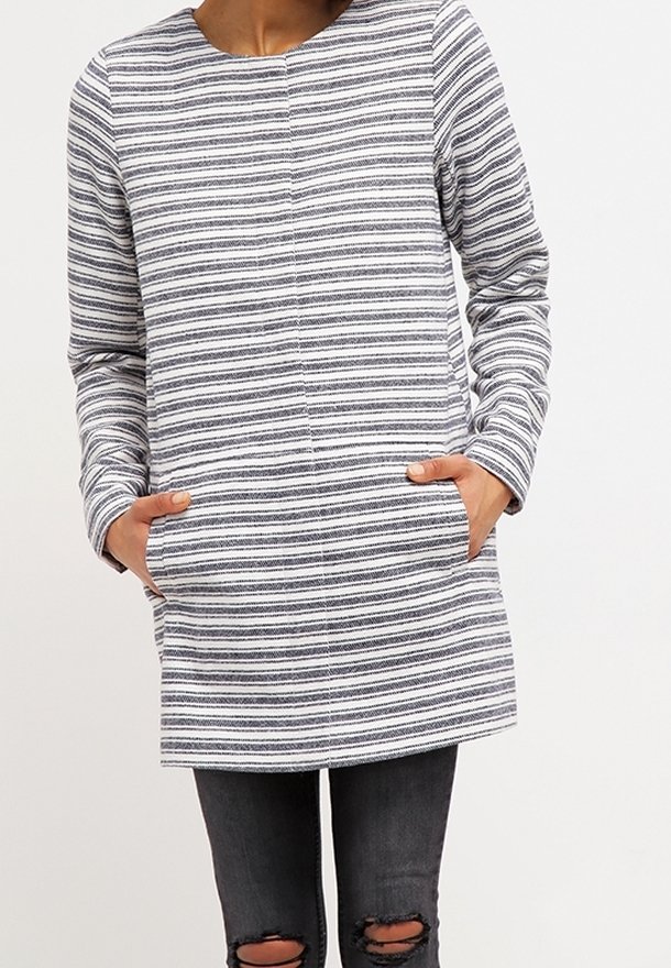 Tunique a maniche lunghe a righe realizzata in un tessuto morbido, con righe orizzontali grigie e bianche, scollatura rotonda e tasche frontali.