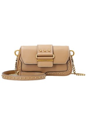 Petit sac bandoulière en cuir beige avec clous dorés, chaîne et bandoulière en cuir, rabat avant et détail en barre métallique gravée du nom de la marque.