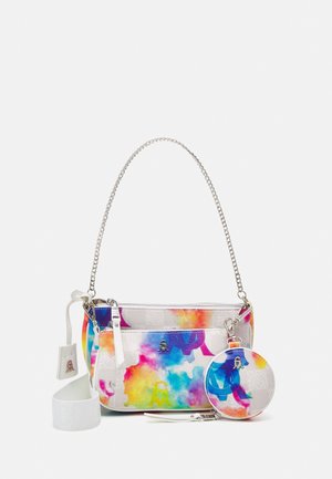 Petit sac à épaule avec motif aquarelle coloré, bandoulière en chaîne argentée, poche avant, porte-monnaie rond, et accessoire de bracelet blanc.