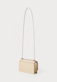 Beige läderhandväska med rektangulär form, silverkedjeslinga och slät yta; har en minimalistisk design utan synliga mönster.