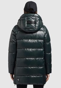 Dikke, donkergroene, glanzende pufferjack met een grote capuchon, met rits afgesloten ventilaties aan de zijkanten en een logo-accent nabij de zoom.