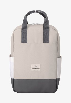 Világosszürke hátizsák sötétszürke aljjal, két szürke szövetpánttal és egy elülső fehér zsebbel. Logótartó címkével rendelkezik. Tartós anyagból készült.