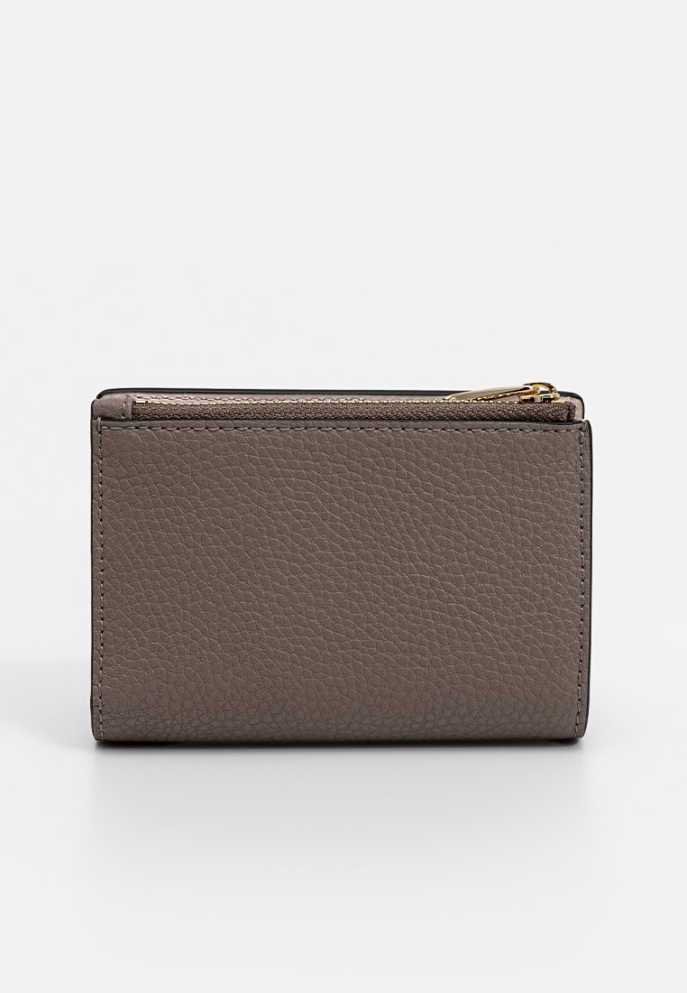 Portafoglio grigio in pelle con superficie testurizzata, forma rettangolare e zip dorata nella parte superiore. Presenta un design minimalista senza marchi visibili.