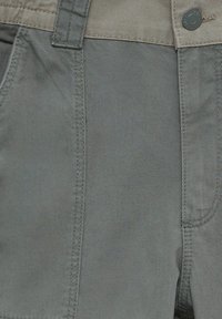 Šedé šortky z bavlněné směsi s knoflíkovým zapínáním, předními kapsami a šitými detaily po stranách. Jednoduchý, funkční design.