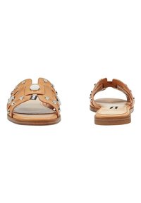 Sandales slides en cuir camel avec des clous argentés, semelle plate et bout ouvert, vues de face et de dos sur fond blanc.
